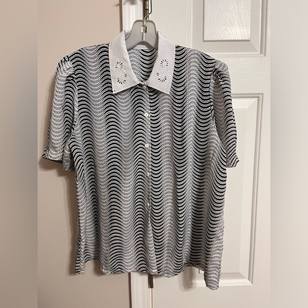 Cute blouse with white collar